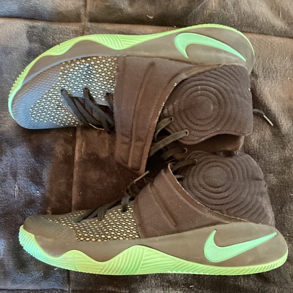 Nike Kyrie Irving Glow’s - Picture 2 of 3